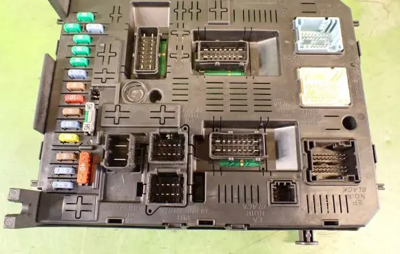 Peugeot 307 Fuse module 9664969080