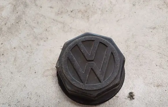 Volkswagen Golf I Original wheel cap 111601171