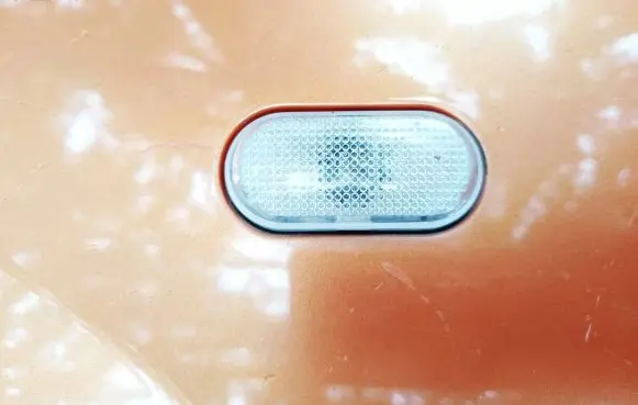 Front fender indicator light