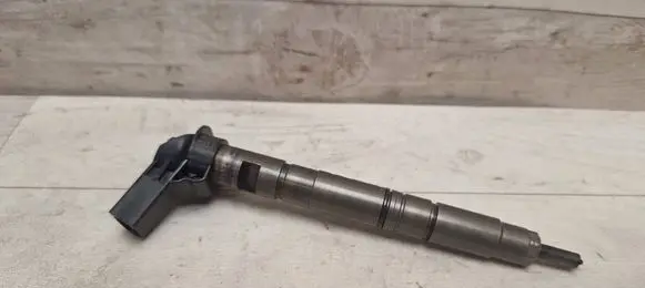 Volkswagen PASSAT B6 Fuel injector 03L130277