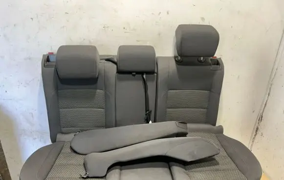 Volkswagen Golf V Second row seats