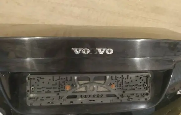 Volvo S40 Trunk door license plate light bar