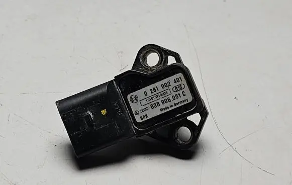 Volkswagen Golf V Air pressure sensor 038906051C 101013T1220A 0281002401