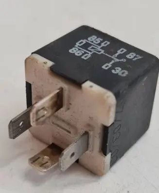Volkswagen PASSAT B5 Other relay 141951253B PA66GF303