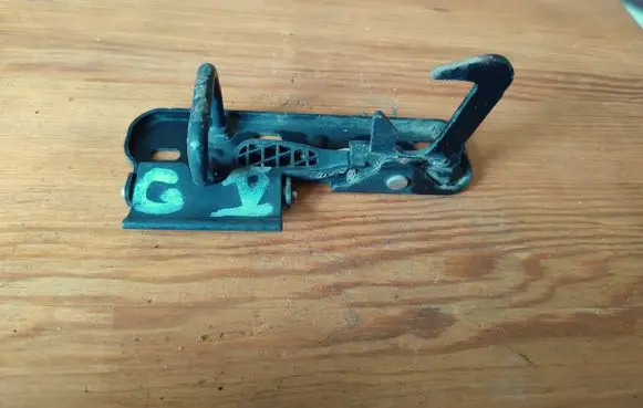 Volkswagen Golf V Engine bonnet/hood lock/latch loop/hook 1K0823480