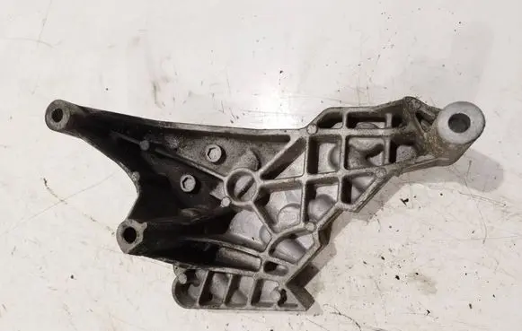 Volkswagen Touran I Engine mounting bracket 03G199207F V200K1S8
