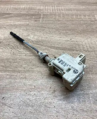 Volkswagen PASSAT B5 Central locking motor 3B0810773B 3B0959782