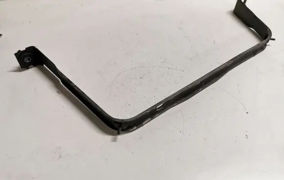 Fuel tank mounting bracket