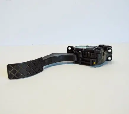 Accelerator throttle pedal