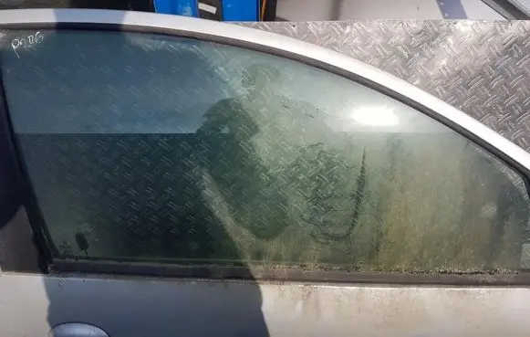 Peugeot 206 Front door window glass four-door