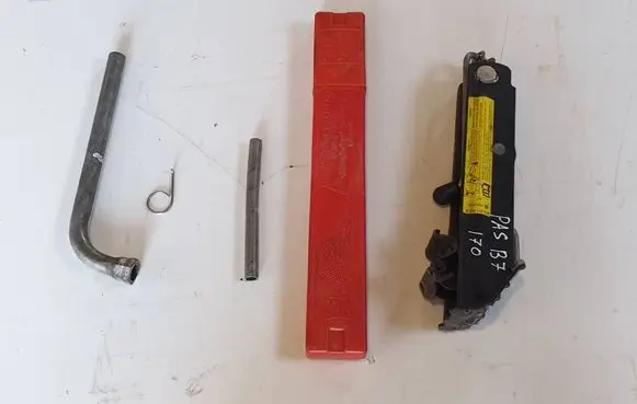 Volkswagen PASSAT B7 Tool set 3C5012115D