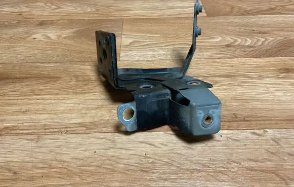 Renault Megane III Fender mounting bracket 6256002E