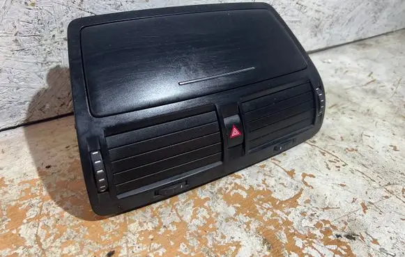 Skoda Octavia Mk2 (1Z) Dash center air vent grill 1Z0820951