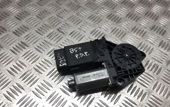 Volkswagen PASSAT B5.5 Front door window regulator motor 130821694