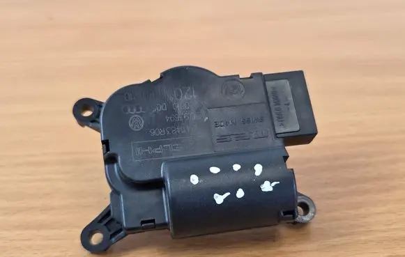 Audi Q7 4L Air flap motor/actuator 52411483R06 3093694 260810D050
