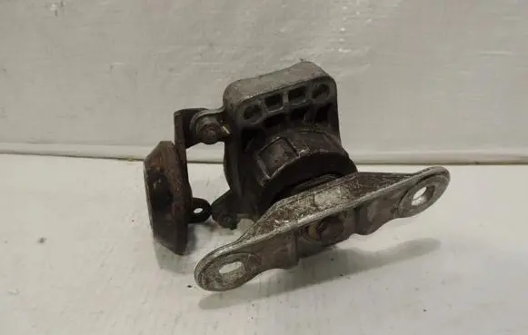 Engine mount vacuum valve