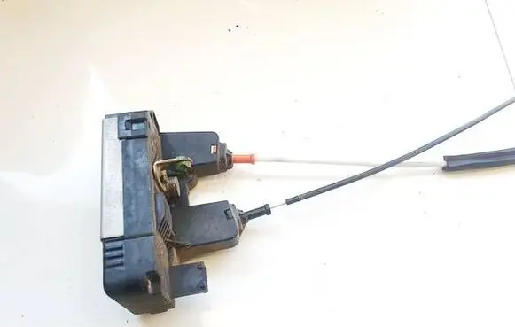 Opel Astra G Rear door lock 24414134