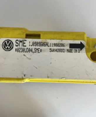 Volkswagen Golf III Airbag deployment crash/impact sensor 1J0909606AL 5WK42823