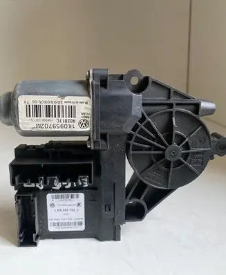 Volkswagen Golf V Front door window regulator motor 1K0959702M 1K0959792J 73020040880275