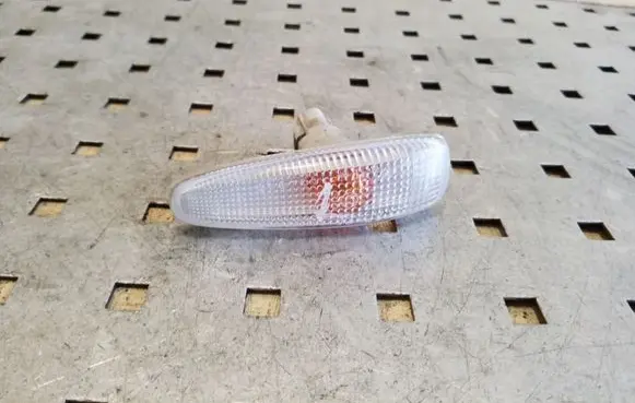 Mitsubishi Outlander Front fender indicator light