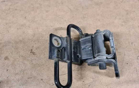 Audi A6 S6 C6 4F Front door lower hinge 8E0831412B