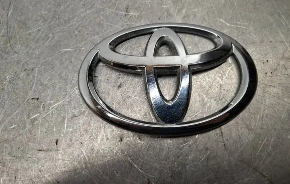 Toyota Avensis T250 Manufacturers badge/model letters 753120D010