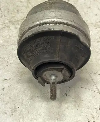 Volkswagen PASSAT B5 Engine mount bracket