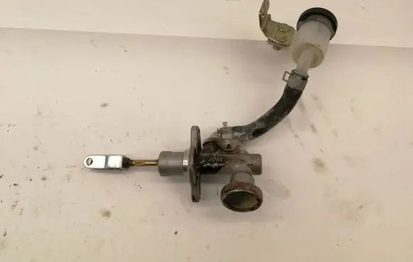 Nissan Almera N16 Clutch slave cylinder 