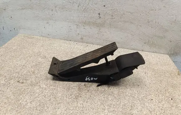 Accelerator throttle pedal