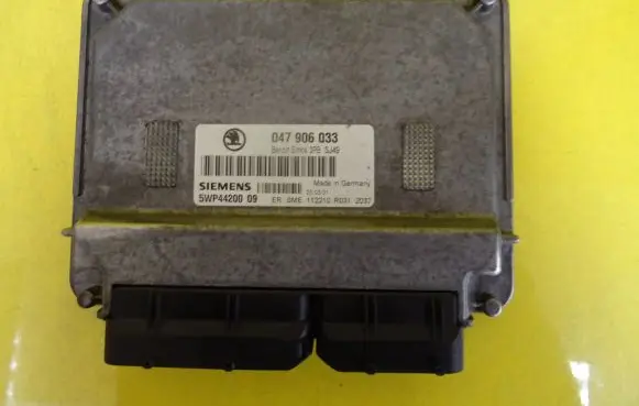 Skoda Fabia Mk1 (6Y) Engine control unit/module 047906033 5WP4420009