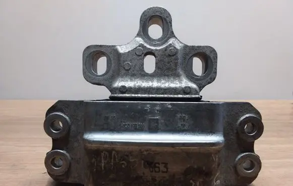 Volkswagen PASSAT B7 Engine mount bracket 3C0199555