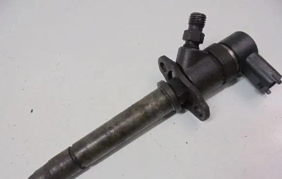 Volvo V70 Fuel injector 8658352