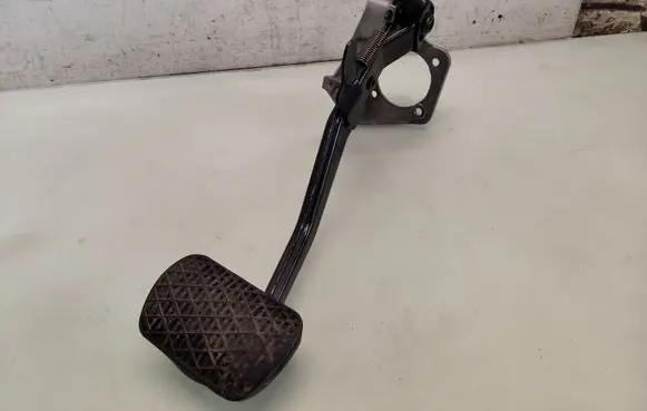 Mercedes-Benz E W210 Brake pedal A2022901619