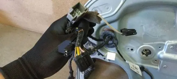 Ford Focus Front window lifting mechanism without motor