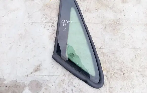 Renault Laguna I Rear side window as2