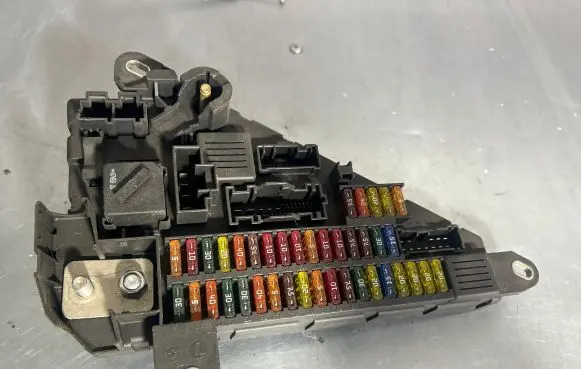 BMW 5 E60 E61 Fuse module 9138830 518956057