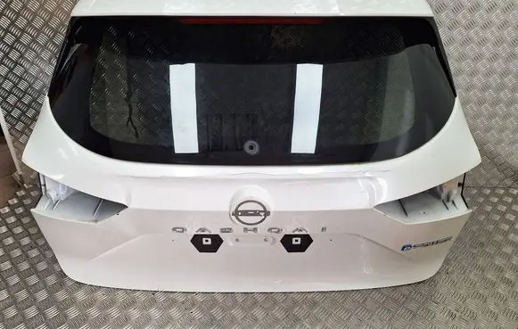 Nissan Qashqai J12 Rear windscreen/windshield window S25165046