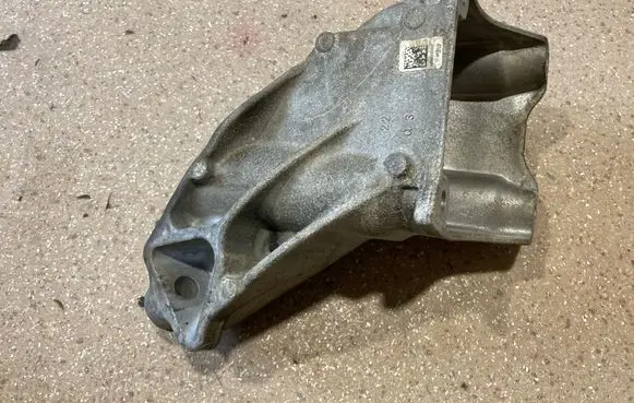 Mercedes-Benz GLE W167 Engine mounting bracket A6562230400