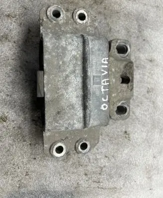 Skoda Octavia Mk2 (1Z) Engine mount bracket 1K0199555