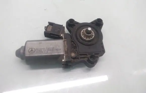Mercedes-Benz C W203 Front door window regulator motor 119651105