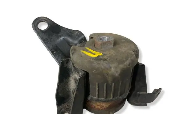 Toyota Avensis T250 Engine mount bracket 