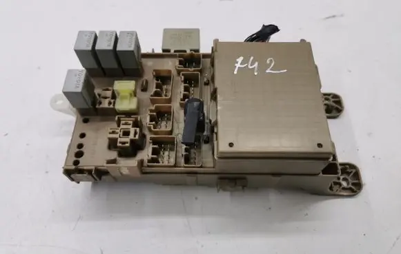 Toyota Corolla E120 E130 Fuse module 8264102040 MB2323008521