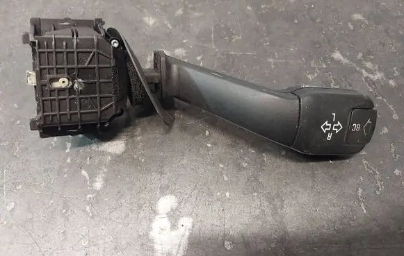 BMW 5 E39 Indicator stalk 8352172