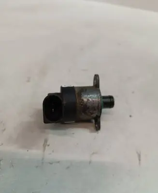 BMW 5 E60 E61 Fuel pressure regulator 8050