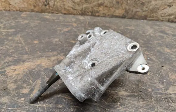 Hyundai XG Engine mounting bracket