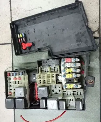 Volvo C30 Fuse box cover 30728348