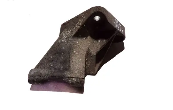 Nissan X-Trail T30 Engine mounting bracket