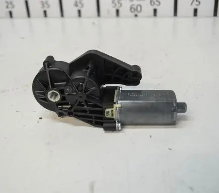 Mercedes-Benz C W204 Seat adjustment motor 0390203369 825843694