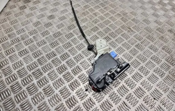 Volkswagen Golf V Rear door lock 7l0839016d