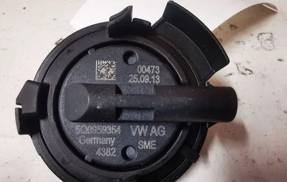 Volkswagen Golf VII Airbag deployment crash/impact sensor 5Q0959354